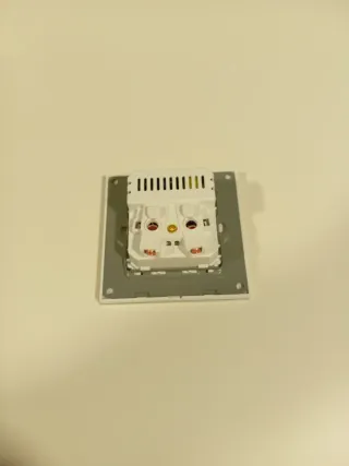 Enchufe de pared con toma de carga USB +  USB C