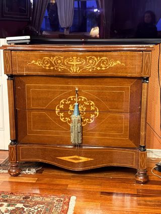 Cómoda antigua de caoba con marquetería