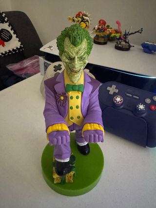 Sujeta mando Joker púrpura y amarillo