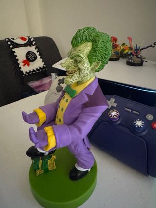 Sujeta mando Joker púrpura y amarillo