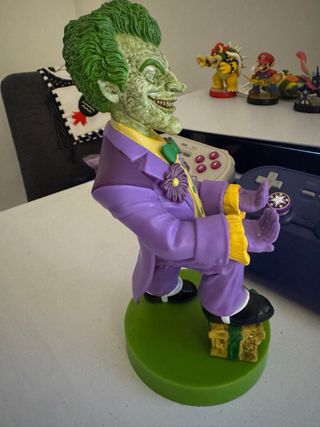 Sujeta mando Joker púrpura y amarillo