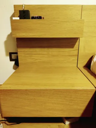 Cama malm Ikea con mesilla