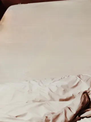 Cama malm Ikea con mesilla