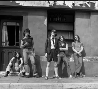 AC/DC - Set de 12 Pósters 5 de ellos firmados.