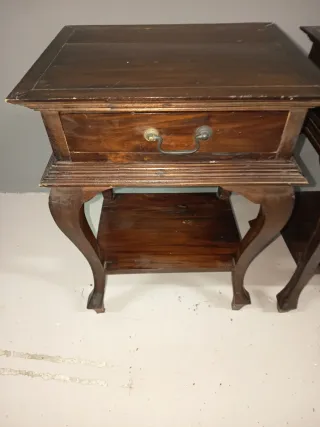 Mesita de noche antigua.