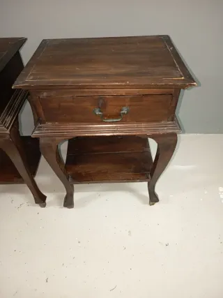 Mesita de noche antigua.