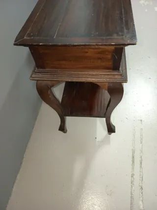 Mesita de noche antigua.