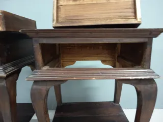 Mesita de noche antigua.