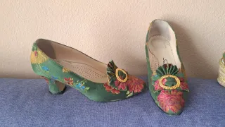 Traje de fallera. 2 corpiños. Zapatos y espardeñas