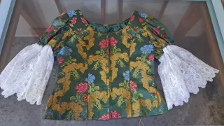 Traje de fallera. 2 corpiños. Zapatos y espardeñas