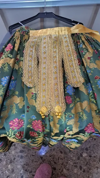 Traje de fallera. 2 corpiños. Zapatos y espardeñas