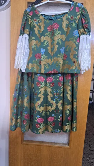 Traje de fallera. 2 corpiños. Zapatos y espardeñas