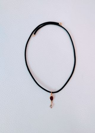 Elegante gargantilla de piel con colgante con cri