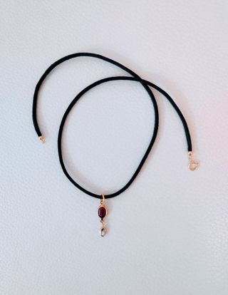 Elegante gargantilla de piel con colgante con cri