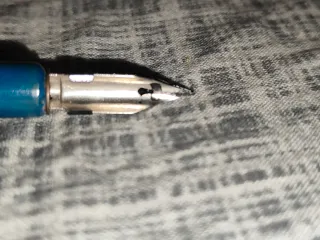 Plumilla de madera azul