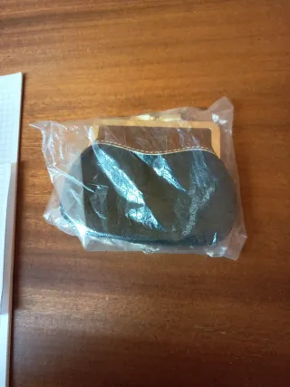 Monedero de piel marrón y negro