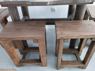 Mesa rustica maciza con 4 taburetes