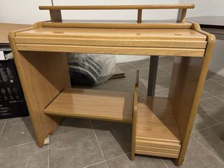 Escritorio de madera con estante