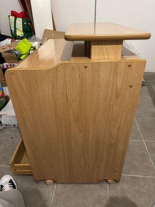 Escritorio de madera con estante