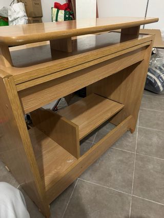 Escritorio de madera con estante