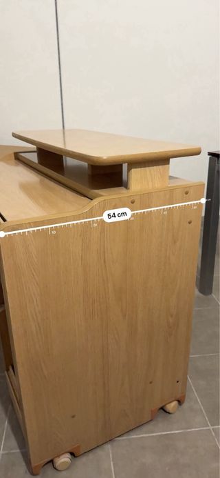 Escritorio de madera con estante