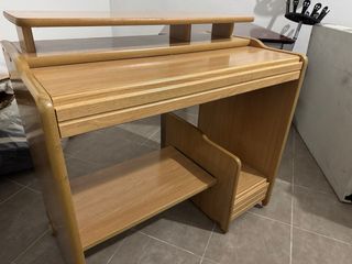 Escritorio de madera con estante