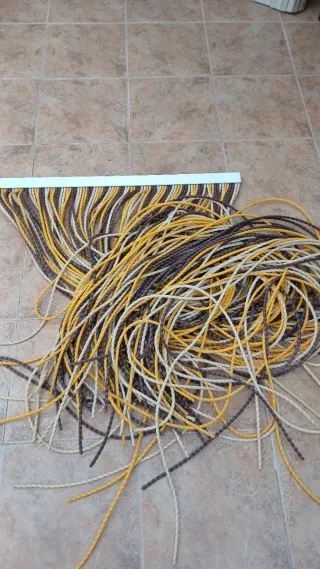 Puerta de madera con herrajes