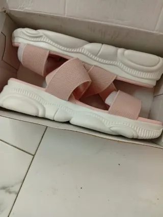 Sandalias rosas y blancas sin estrenar