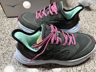 Zapatillas Hoka grises y rosas