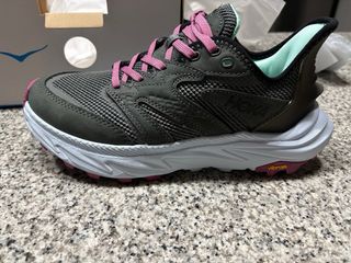 Zapatillas Hoka grises y rosas