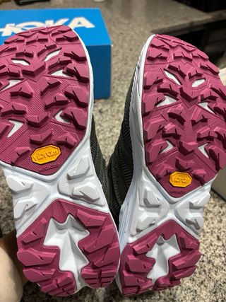 Zapatillas Hoka grises y rosas