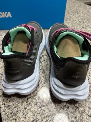 Zapatillas Hoka grises y rosas