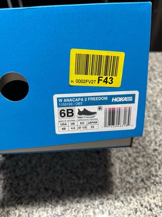 Zapatillas Hoka grises y rosas