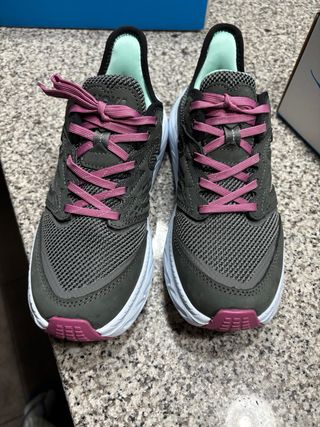 Zapatillas Hoka grises y rosas