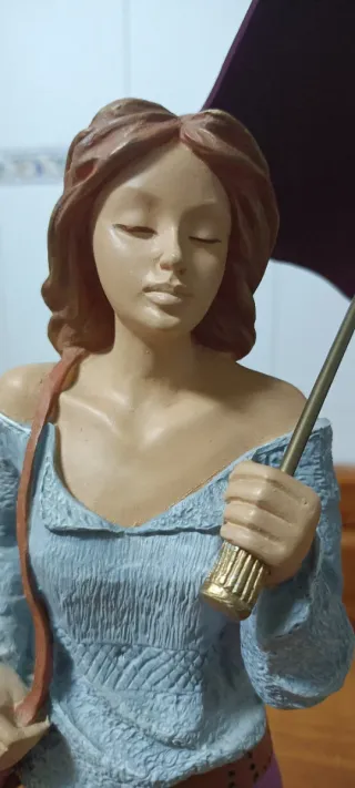 Figura F. Martin mujer con sombrilla