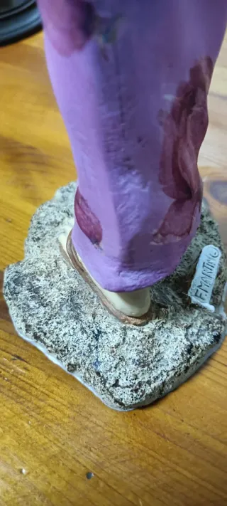 Figura F. Martin mujer con sombrilla