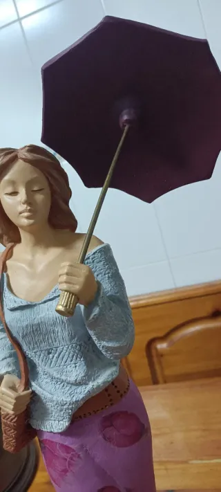 Figura F. Martin mujer con sombrilla