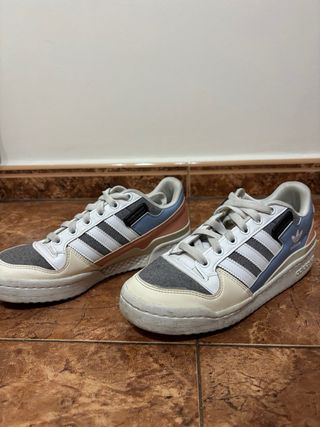Adidas Forum Low Beige, azul y salmón.