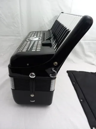 Accordeone Accordiola 96 bassi 3 voci mussette