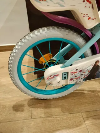 Bicicleta niña Frozen nuevecitas, muy poco uso.