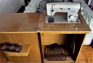 Maquina de coser SIGMA con mueble de madera.