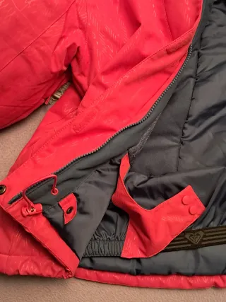 Abrigo rosa/rojo con capucha