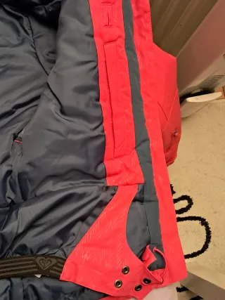 Abrigo rosa/rojo con capucha