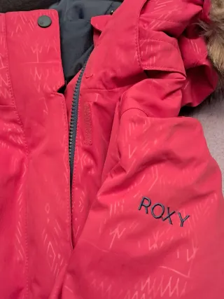 Abrigo rosa/rojo con capucha