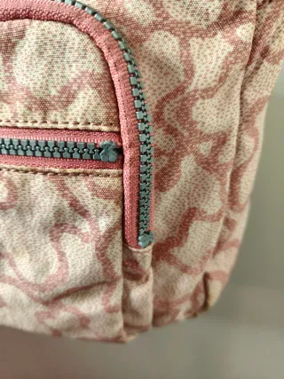 Bolso bandolera Tous kaos rosa sobre fondo beige