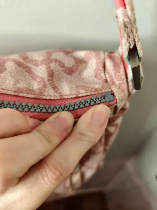 Bolso bandolera Tous kaos rosa sobre fondo beige