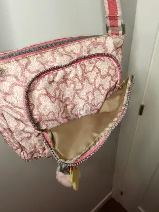 Bolso bandolera Tous kaos rosa sobre fondo beige