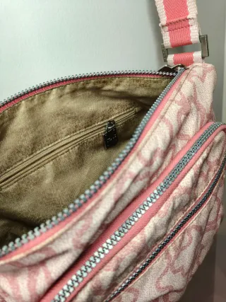 Bolso bandolera Tous kaos rosa sobre fondo beige