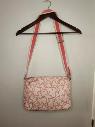 Bolso bandolera Tous kaos rosa sobre fondo beige
