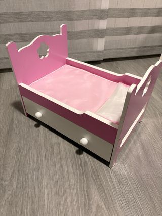 Cuna de juguete rosa con cajón